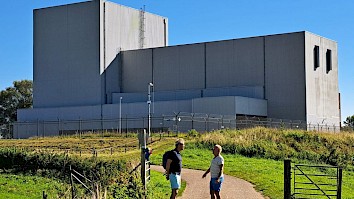 Klaas bij de Kerncentrale van Dodewaard